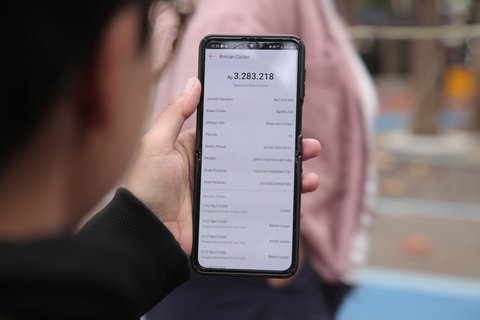 Seseorang menunjukkan sejumlah tagihannya di paylater salah satu di e-commerce. (Gempur M Surya/Liputan6.com)