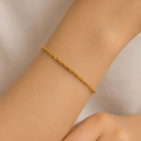 Model Gelang Emas Rantai dengan Batu Permata Simpel Elegan