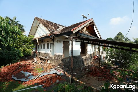 Sebelumnya, Atalarik Syach juga sempat menunjukkan keluhannya lewat IG story tentang eksekusi yang dilakukan di rumahnya tersebut.