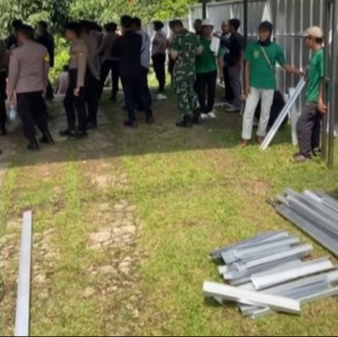 Potret Atalarik Syah Ungkap Rumahnya Dibongkar Aparat, Sebut Tidak Ada Surat Eksekusi