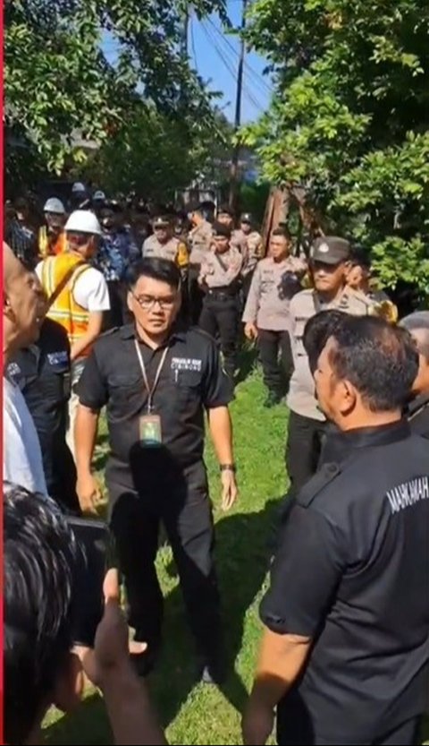 Detik-Detik Pembongkaran Paksa Rumah Atalarik Syach, Suasana Panas dan Tegang Dikepung Puluhan Aparat