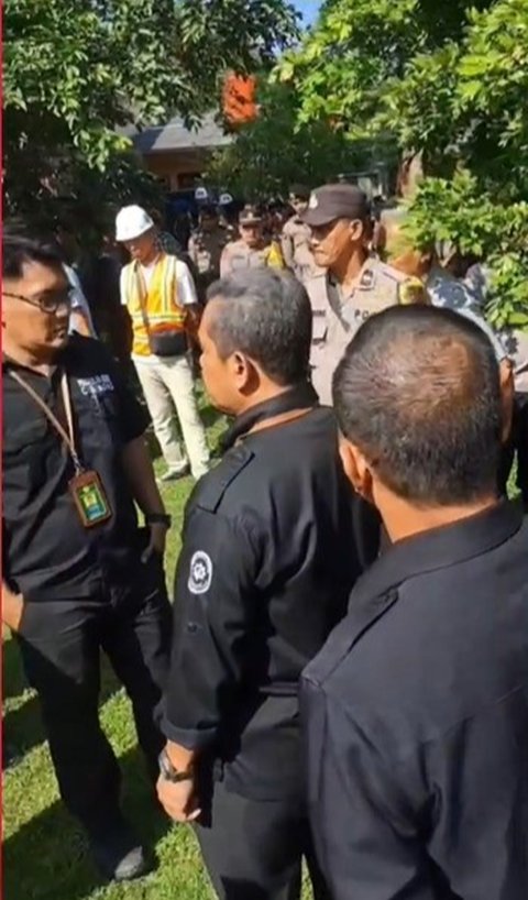 Detik-Detik Pembongkaran Paksa Rumah Atalarik Syach, Suasana Panas dan Tegang Dikepung Puluhan Aparat