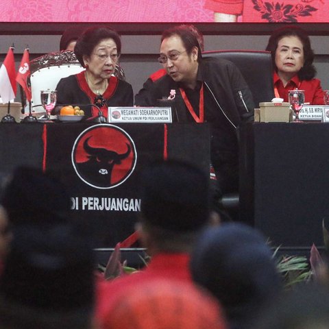 Ketua Umum PDIP Megawati Soekarnoputri menyampaikan arahan saat kegiatan pembekalan kepala dan wakil kepala daerah se-Indonesia yang memenangkan Pilkada 2024 di Sekolah Partai PDIP, Lenteng Agung, Jakarta Selatan, Jumat (16/5/2025).