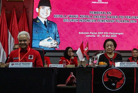 Ketua Umum PDIP Megawati Soekarnoputri didampingi Ketua DPP PDIP Bidang Pemerintahan dan Otonomi Daerah Ganjar Pranowo saat kegiatan pembekalan kepala dan wakil kepala daerah se-Indonesia yang memenangkan Pilkada 2024 di Sekolah Partai PDIP, Lenteng Agung, Jakarta Selatan, Jumat (16/5/2025).