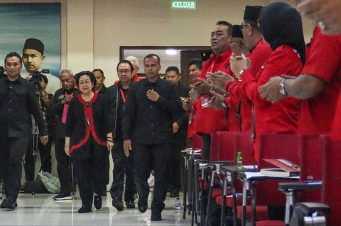 Ketua Umum PDIP Megawati Soekarnoputri menghadiri kegiatan pembekalan kepala dan wakil kepala daerah se-Indonesia yang memenangkan Pilkada 2024 di Sekolah Partai PDIP, Lenteng Agung, Jakarta Selatan, Jumat (16/5/2025).