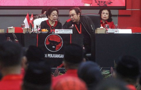 Ketua Umum PDIP Megawati Soekarnoputri berbincang dengan Ketua DPP PDIP Bidang Ekonomi Kreatif dan Ekonomi Digital Prananda Prabowo saat kegiatan pembekalan kepala dan wakil kepala daerah se-Indonesia yang memenangkan Pilkada 2024 di Sekolah Partai PDIP, Lenteng Agung, Jakarta Selatan, Jumat (16/5/2025).