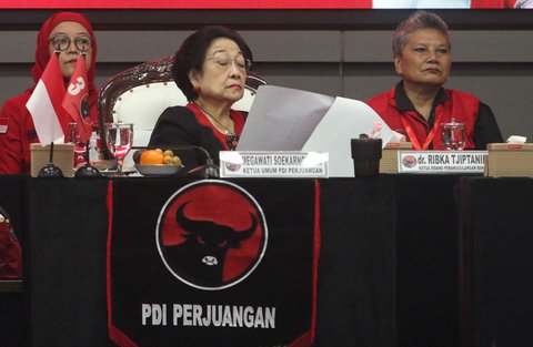 Ketua Umum PDIP Megawati Soekarnoputri menyampaikan arahan saat kegiatan pembekalan kepala dan wakil kepala daerah se-Indonesia yang memenangkan Pilkada 2024 di Sekolah Partai PDIP, Lenteng Agung, Jakarta Selatan, Jumat (16/5/2025).