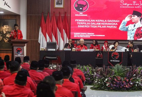 Ketua DPP PDIP Bidang Ideologi dan Kaderisasi Djarot Saiful Hidayat menyampaikan arahan saat kegiatan pembekalan kepala dan wakil kepala daerah se-Indonesia yang memenangkan Pilkada 2024 di Sekolah Partai PDIP, Lenteng Agung, Jakarta Selatan, Jumat (16/5/2025).