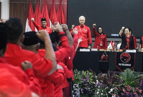 Ketua Umum PDIP Megawati Soekarnoputri menyampaikan arahan saat kegiatan pembekalan kepala dan wakil kepala daerah se-Indonesia yang memenangkan Pilkada 2024 di Sekolah Partai PDIP, Lenteng Agung, Jakarta Selatan, Jumat (16/5/2025).