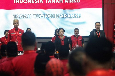 Ketua Umum PDIP Megawati Soekarnoputri menyampaikan arahan saat kegiatan pembekalan kepala dan wakil kepala daerah se-Indonesia yang memenangkan Pilkada 2024 di Sekolah Partai PDIP, Lenteng Agung, Jakarta Selatan, Jumat (16/5/2025).