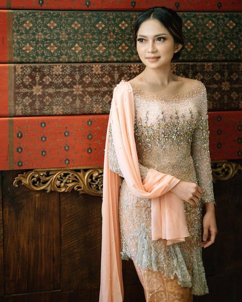 Ilustrasi Kebaya Modern Aksen Selendang
