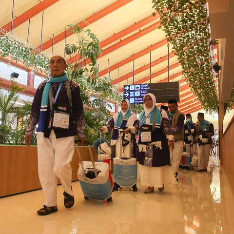 Calon jemaah haji embarkasi JKS kloter 14 saat diberangkatkan ke Tanah Suci di Terminal Khusus Haji dan Umrah 2F Bandara Soekarno-Hatta Tangerang, Banten, Kamis (08/05/2025).