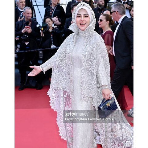 3 Potret Cantik Syahrini Tampil Cetar di Karpet Merah Festival Film Cannes 2025, Pakai Gaun Mewah Serba Silver dengan Cincin Berlian