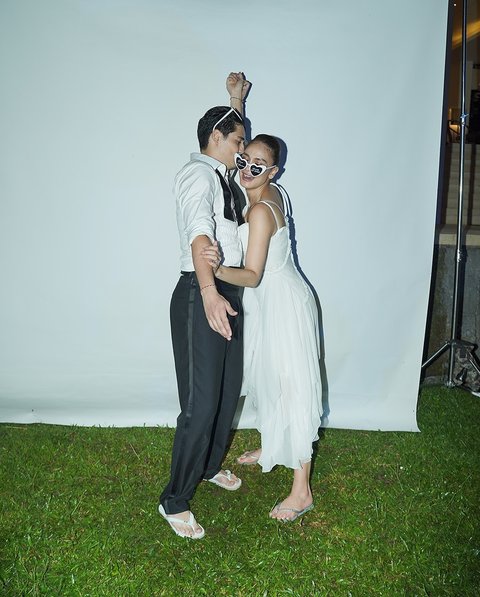 Terungkap, Luna Maya dan Maxime Bouttier Ternyata Cuma Pakai Sandal Jepit di Resepsi Pernikahannya