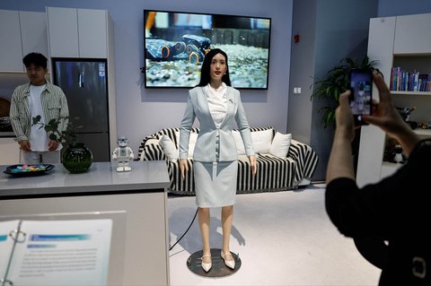 Robot humanoid Una buatan UBTECH Robotics di Pusat Inovasi Beijing milik Humanoid Robotics Co di kawasan Industri Robotika di Beijing, China (16/05/2025).