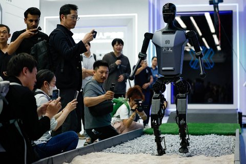 Robot humanoid Tiangong buatan Beijing Innovation Center of Humanoid Robotics Co berjalan di Pusat Inovasi Beijing milik Humanoid Robotics Co di kawasan Industri Robotika di Beijing, China (16/05/2025).