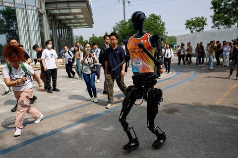 Robot humanoid Tiangong Ultra buatan Pusat Inovasi Beijing milik Humanoid Robotics Co mendemonstrasikan cara berlari di Pusat Inovasi Beijing milik Humanoid Robotics Co di kawasan Industri Robotika di Beijing, China (16/05/2025).