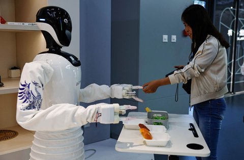 Robot humanoid buatan UniX AI di Pusat Inovasi Beijing milik Humanoid Robotics Co di kawasan Industri Robotika di Beijing, China (16/05/2025).