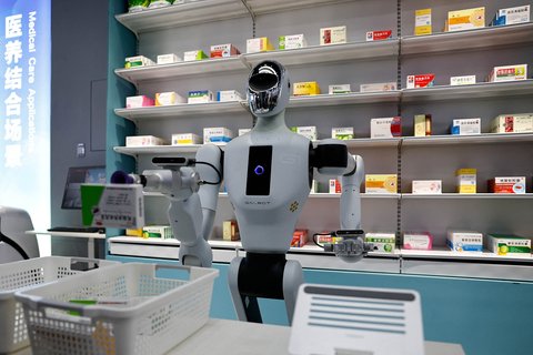 Robot humanoid Galbot G1 mengambil kotak obat dari rak di Pusat Inovasi Beijing milik Humanoid Robotics Co di kawasan Industri Robotika di Beijing, China (16/05/2025).