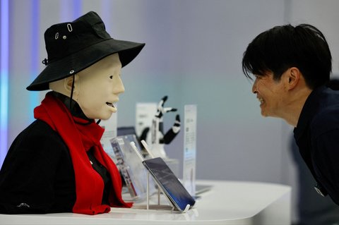 Robot humanoid  Hobbs  buatan Noetix Robotics berinteraksi dengan manusia di kawasan Industri Robotika di Beijing, China (16/05/2025).