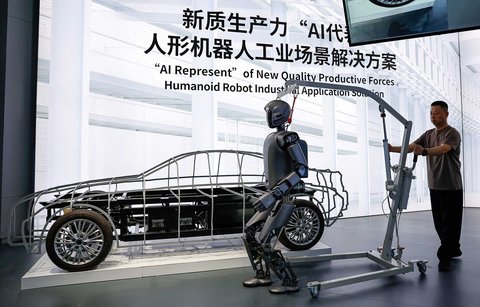 Robot  humanoid Ubtech  di Pusat Inovasi Beijing milik Humanoid Robotics Co di kawasan Industri Robotika di Beijing, China (16/05/2025).