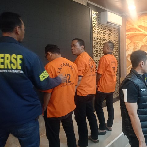 Para Tersangka Kadin Cilegon Minta Proyek Rp5 Triliun di Polda Banten. (Jumat, 16/05/2025). (Yandhi Deslatama/Liputan6.com).