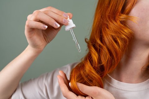 Ilustrasi Menggunakan Serum Rambut