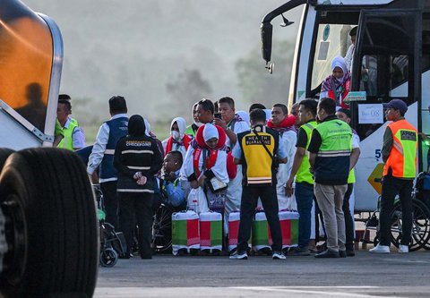 FOTO: Keluarga Iringi Pemberangkan Kloter Pertama Haji Aceh