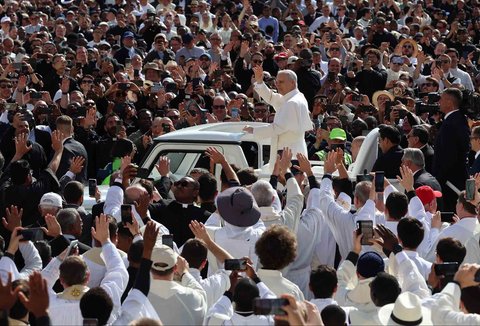 Paus Leo XIV menyapa umat saat menuju tempat  misa pelantikannya di Vatikan, (18/05/2025).