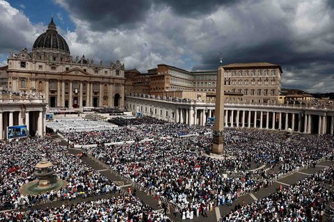 Ribuan Umat  Katolik menghadiri misa pelantikan  Paus Leo XIV di Lapangan Santo Petrus,  Vatikan, (18/05/2025).