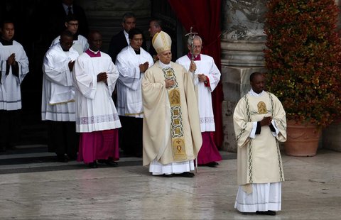 Paus Leo XIV saat misa pelantikannya di Lapangan Santo Petrus, di Vatikan, (18/05/2025).