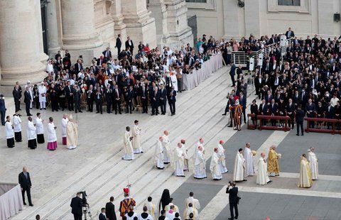 Paus Leo XIV saat misa pelantikannya di Lapangan Santo Petrus, di Vatikan, (18/05/2025).
