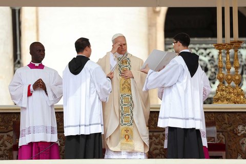 Paus Leo XIV saat misa pelantikannya di Lapangan Santo Petrus, di Vatikan, (18/05/2025).