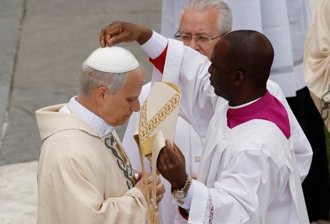 Paus Leo XIV saat misa pelantikannya di Lapangan Santo Petrus, di Vatikan, (18/05/2025).