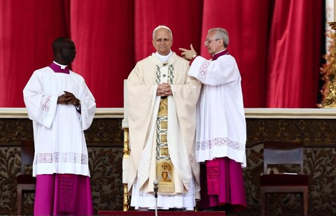 Paus Leo XIV menerima pallium dari Kardinal Protodeacon Dominique Francois Joseph Mamberti saat Misa pelantikannya di Vatikan, (18/05/2025).
