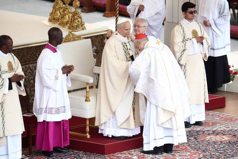 Paus Leo XIV menerima pallium dalam Misa pelantikannya di Vatikan, (18/05/2025).