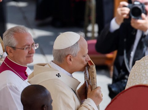 Paus Leo XIV saat misa pelantikannya di Lapangan Santo Petrus, di Vatikan, (18/05/2025).