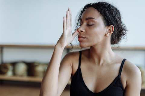 Mau Rambut Lebih Kuat dan Sehat? Lakukan 5 Pose Yoga Ini di Rumah