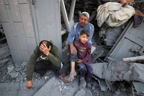 Warga Palestina duduk di lokasi serangan Israel terhadap sebuah rumah di Jabalia, Jalur Gaza utara, , Minggu (18/05/2025).