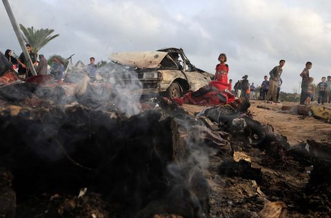 Warga Gaza memeriksa kerusakan di lokasi serangan Israel terhadap kamp tenda yang menampung pengungsi, di Khan Younis, Jalur Gaza selatan, Minggu (189/05/2025).