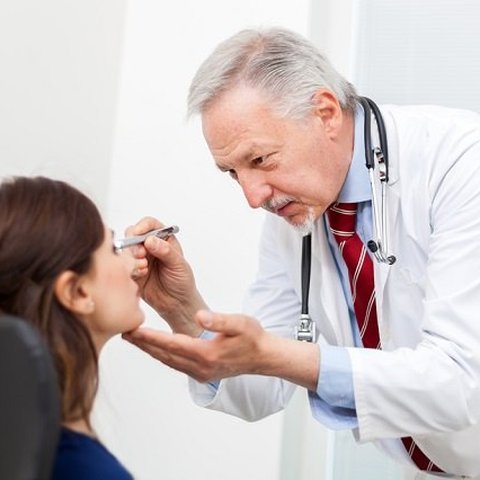 ilustrasi konsultasi dengan dokter spesialis mata