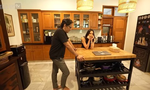 Kini di Jerman, 5 Potret Dapur di Rumah Kontrakan Lama Sophia Latjuba - Nuansa Kayu Bergaya Klasik ala Old Money