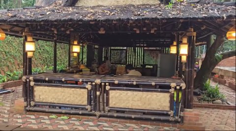 Potret Dapur Jadul Dedi Mulyadi, Bersih dan Asri Masaknya Masih Pakai Tungku Kayu Bakar
