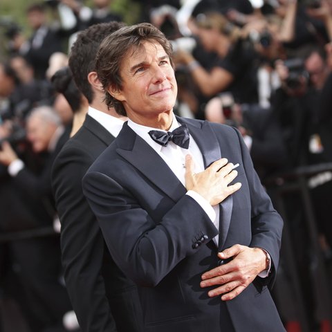 ilustrasi outfit tuxedo hitam tom cruise saat di malam hari