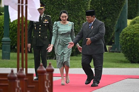 Presiden Indonesia Prabowo Subianto disambut Perdana Menteri Thailand Paetongtarn Shinawatra  saat  upacara penyambutan di Gedung Pemerintah di Bangkok, Thailand (19/05/2025)
