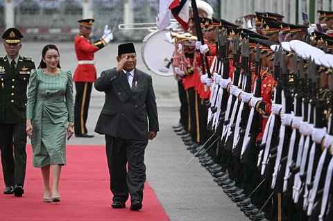 Presiden Indonesia Prabowo Subianto bersama Perdana Menteri Thailand Paetongtarn Shinawatra  saat  upacara penyambutan di Gedung Pemerintah di Bangkok, Thailand (19/05/2025)