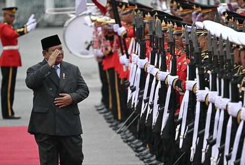 Presiden Indonesia Prabowo Subianto  saat  upacara penyambutan di Gedung Pemerintah di Bangkok, Thailand (19/05/2025)
