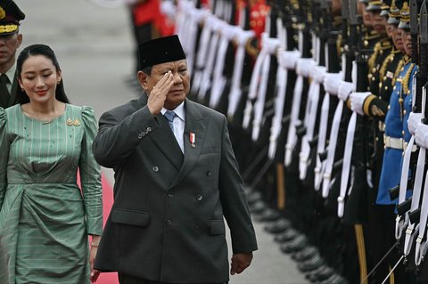 Presiden Indonesia Prabowo Subianto bersama Perdana Menteri Thailand Paetongtarn Shinawatra  saat  upacara penyambutan di Gedung Pemerintah di Bangkok, Thailand (19/05/2025)