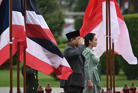 Presiden Indonesia Prabowo Subianto bersama Perdana Menteri Thailand Paetongtarn Shinawatra  saat  upacara penyambutan di Gedung Pemerintah di Bangkok, Thailand (19/05/2025)