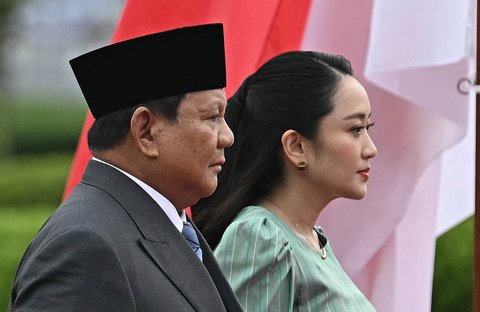 Presiden Indonesia Prabowo Subianto bersama Perdana Menteri Thailand Paetongtarn Shinawatra  saat  upacara penyambutan di Gedung Pemerintah di Bangkok, Thailand (19/05/2025)